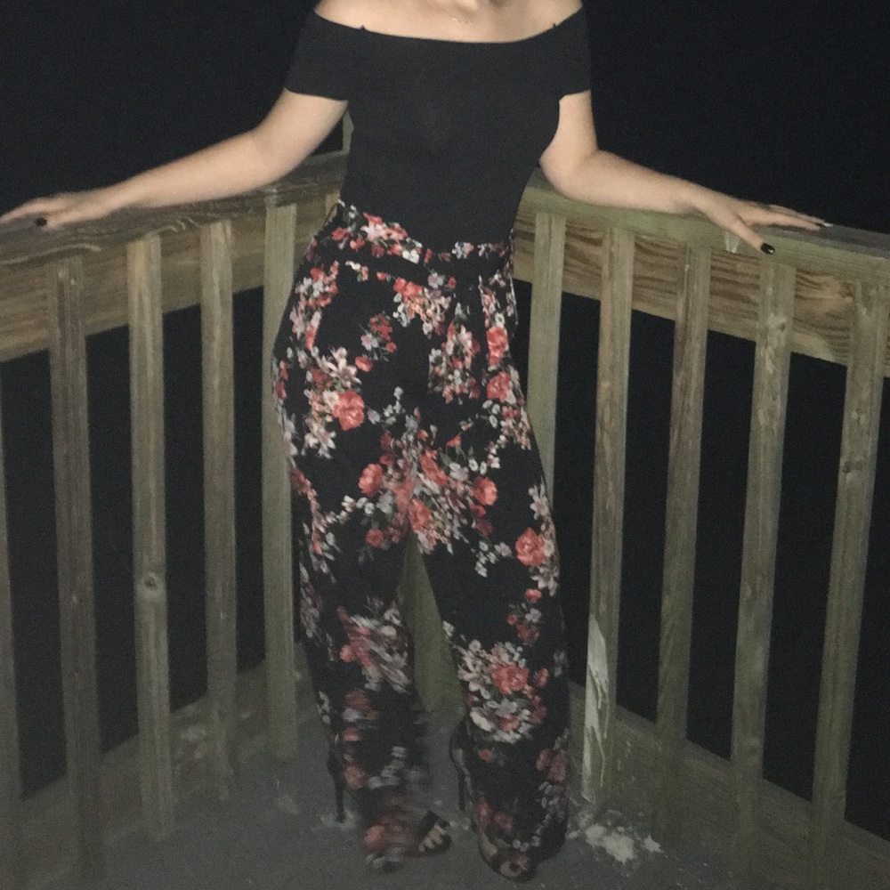 Flowery pants that tie at the wast